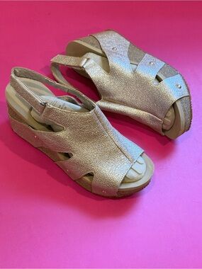 Volatile Spindle Platform Wedge Sandals Size 9 Slip On Slingback Gold Glitter